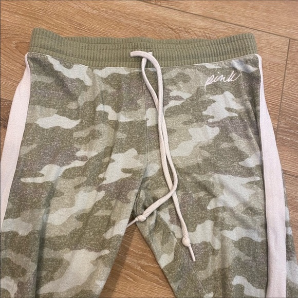 Victoria Secret PINK Super Soft, Cropped Camo Joggers. Worn once or twice. XS - Picture 6 of 6